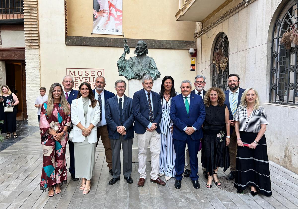 Baca y los miembros de su candidatura a las puertas del Museo Revello de Toro.