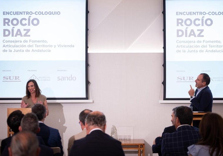 Un momento del coloquio del director de SUR, Manolo Castillo, y la consejera de Fomento, Rocío Díaz.