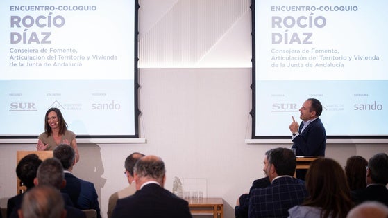 Un momento del coloquio del director de SUR, Manolo Castillo, y la consejera de Fomento, Rocío Díaz.