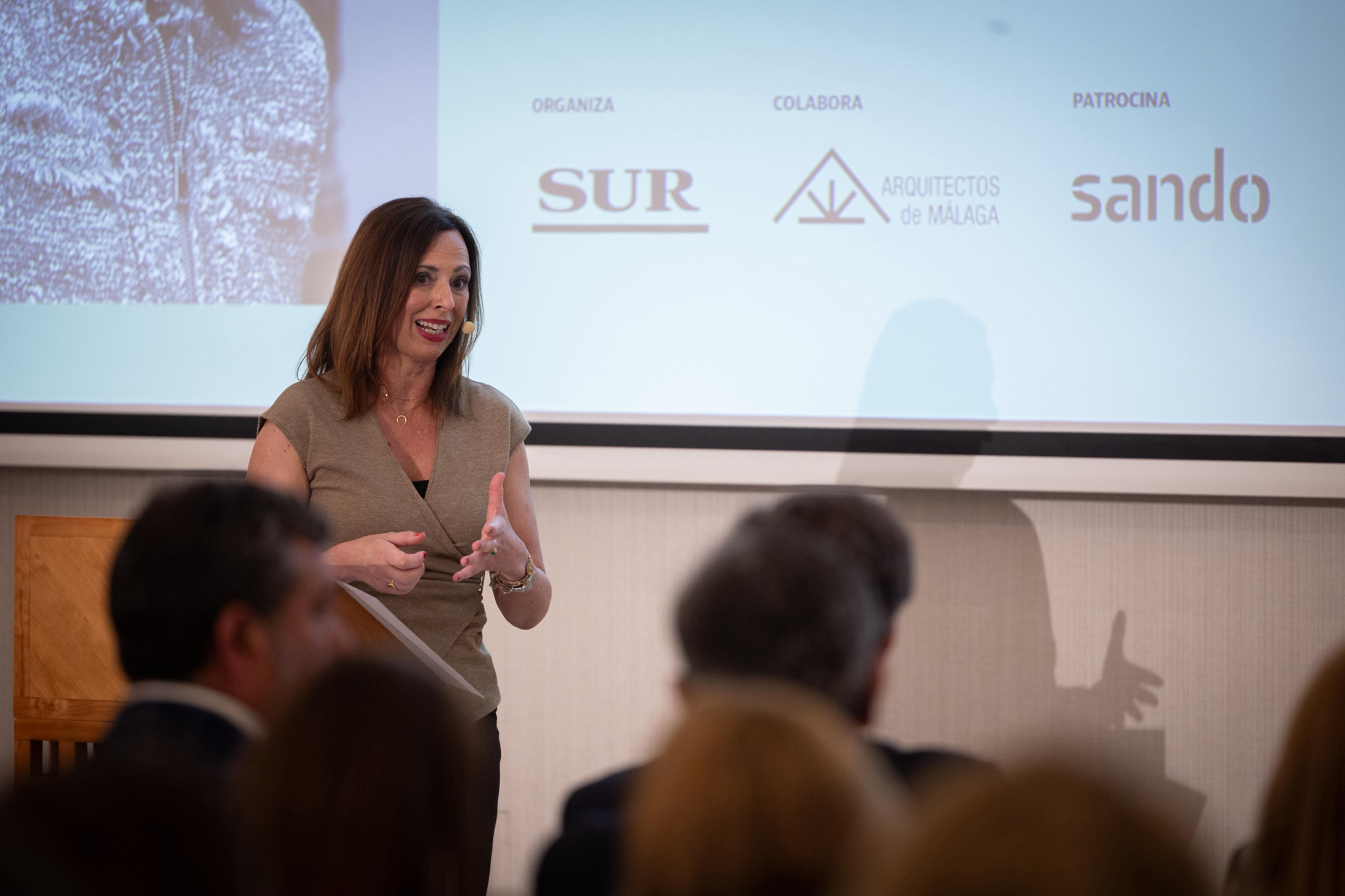 Coloquio entre la consejera de Fomento, Rocío Díaz, con el director de SUR, Manolo Castillo