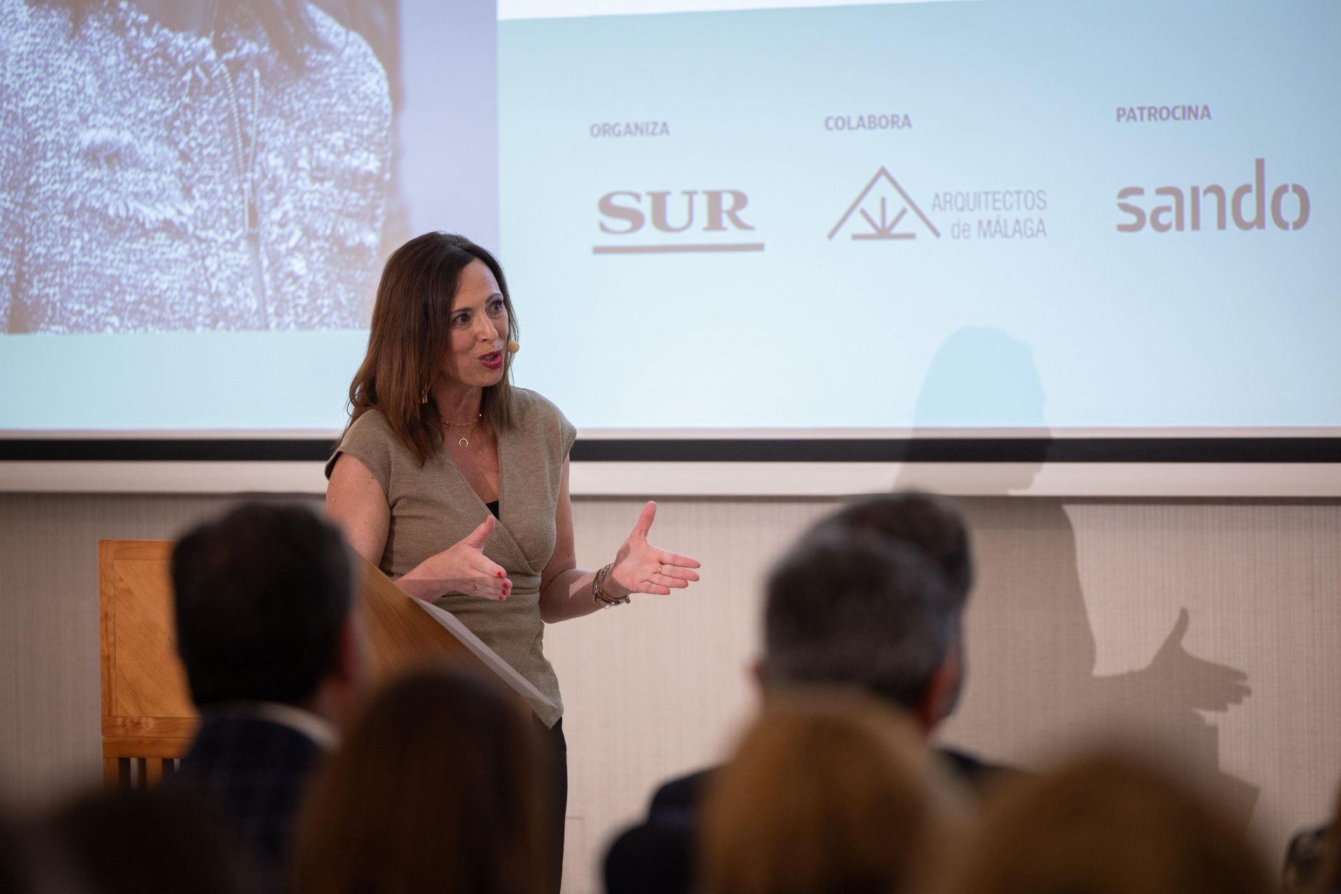 Coloquio entre la consejera de Fomento, Rocío Díaz, con el director de SUR, Manolo Castillo