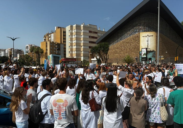 Otro instante del corte de carretera por parte de los médicos.