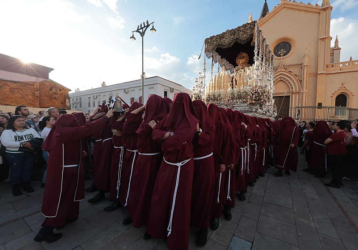 Salida procesional de la Virgen de la Salud desde San Pablo en la tarde del Domingo de Ramos.