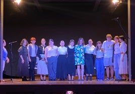 Cristina García Aragón en el centro de la imagen, junto a sus alumnas del IES Mar de Alborán, tras la representación de la obra de teatro sobre María Espinosa Díaz y su vida, el pasado viernes en el Centro Cultural Padre Manuel de Estepona.