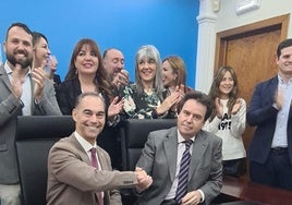 Firma del acuerdo entre el alcalde y el director del grupo Tremón, el pasado mes de febrero.