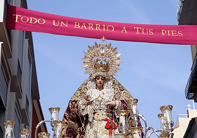 La Dolorosa lucía su corona de coronación.