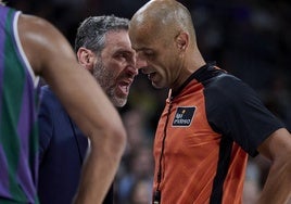 Ibon Navarro le grita a Antonio Conde, el árbitro principal.