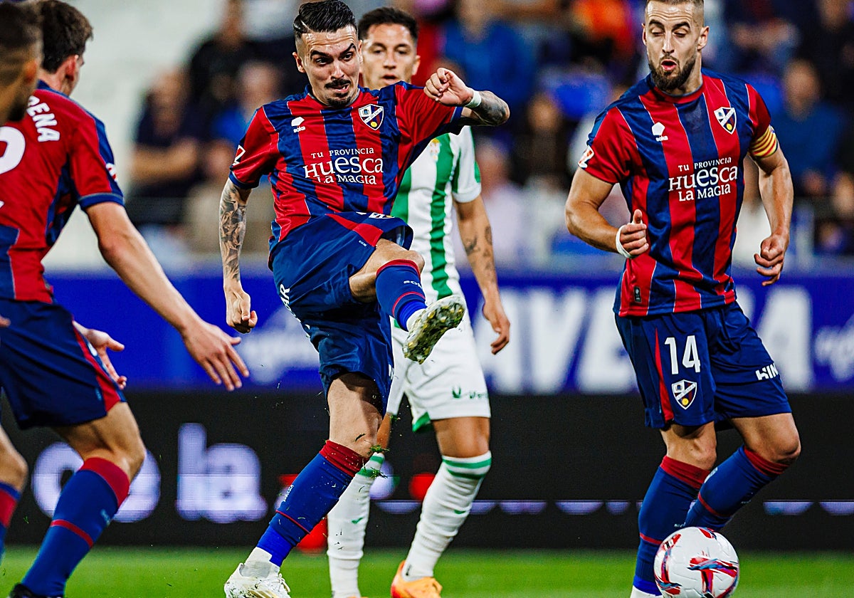 Joaquín dispara a portería en un partido de esta última temporada con el Huesca.