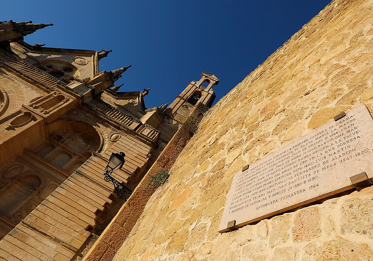 El nombre del poeta luce junto al resto de humanistas en la Plaza de los Escribanos.