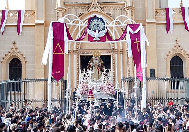 Momento de la salida de la Virgen de la Trinidad.