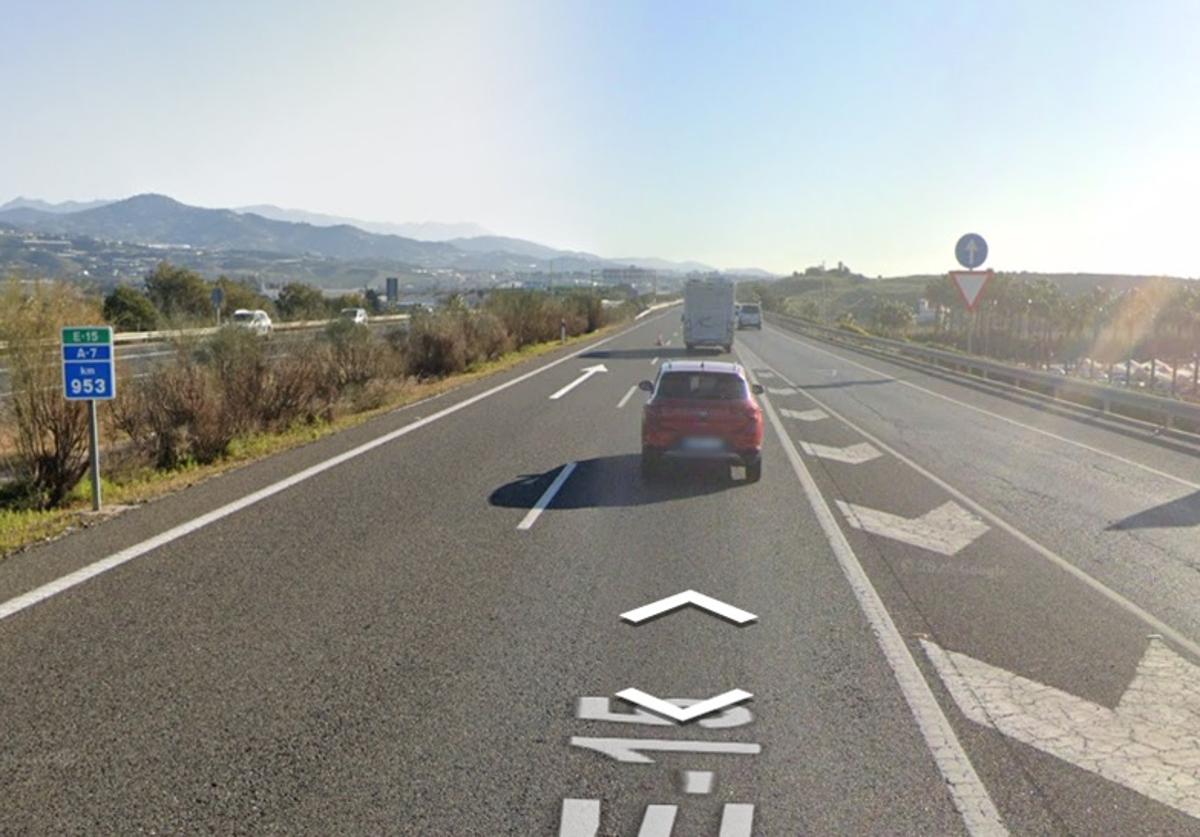 Muere un hombre de 69 años en Vélez-Málaga tras salirse de la vía su furgoneta y chocar contra la mediana
