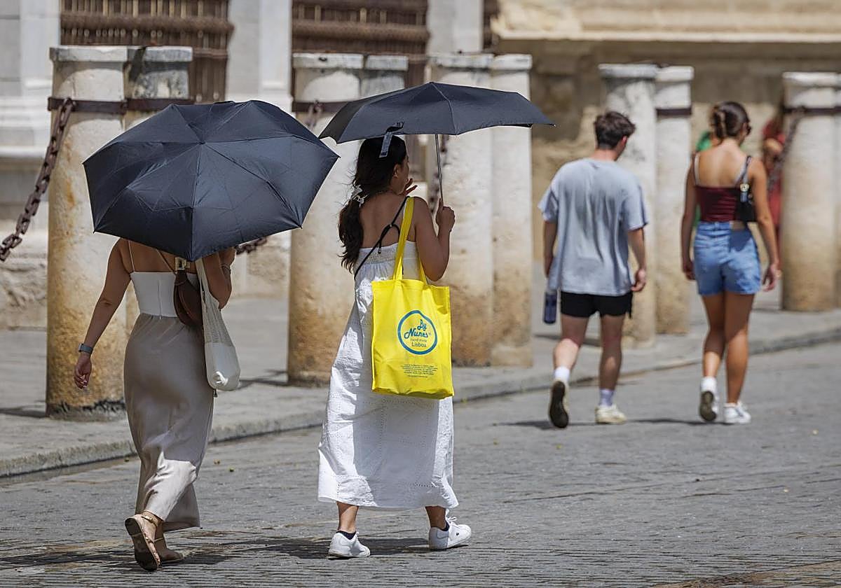 Los avisos por calor extremo se mezclan con los de lluvia y oleaje este lunes en Andalucía