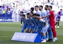 Un once malaguista de esta campaña, ante el Córdoba, con Luismi, Chupete, Álex Pastor, Galilea, Alfonso Herrero (de pie), Puga, Larrubia, Lobete, Manu Molina, Kevin y Dani Sánchez (abajo).