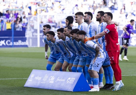 Un once malaguista de esta campaña, ante el Córdoba, con Luismi, Chupete, Álex Pastor, Galilea, Alfonso Herrero (de pie), Puga, Larrubia, Lobete, Manu Molina, Kevin y Dani Sánchez (abajo).