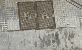 Manchas en las aceras pegajosas.