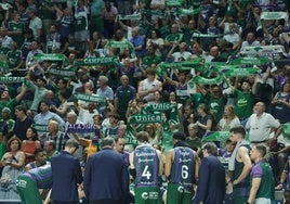 El equipo con la afición de fondo durante un tiempo muerto.