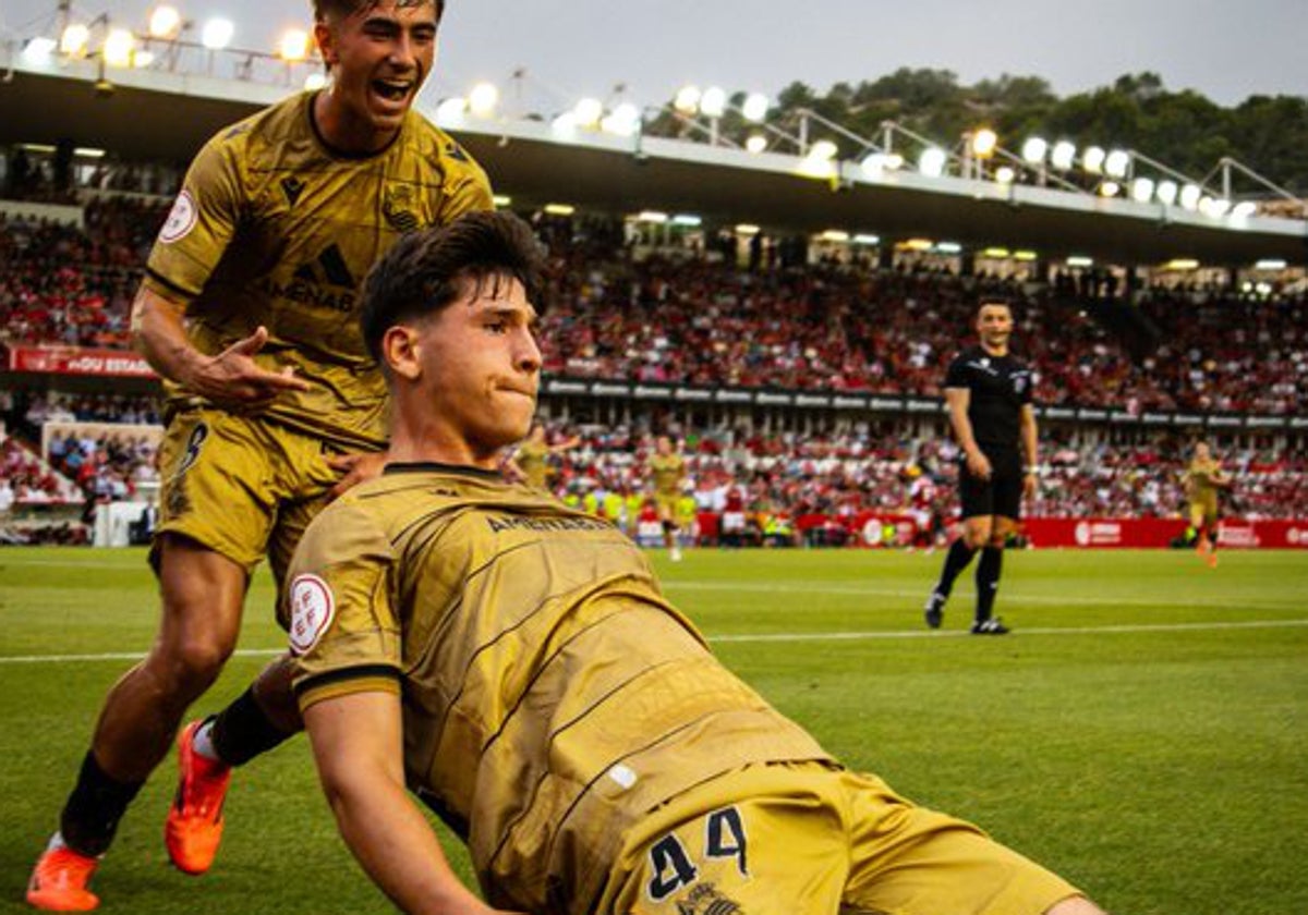 Mikel Rodríguez acude a felicitar a Gorosabel tras el 0-1 en Tarragona el sábado.