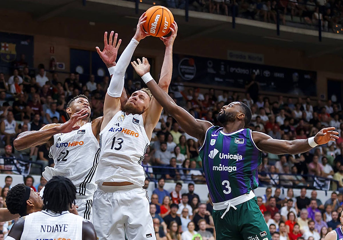 Musa atrapa un rebote.