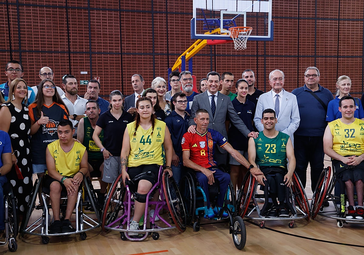 Imagen de la inauguración del Centro Inclusivo de Tecnificación Deportiva, que ha contado con la presencia de Juanma Moreno, Francisco de la Torre y jugadores del Amivel.