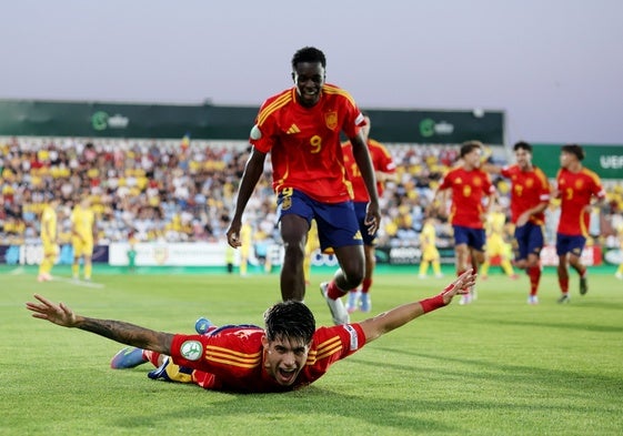 Antoñito celebra su gol frente a Rumanía, en el minuto 2.