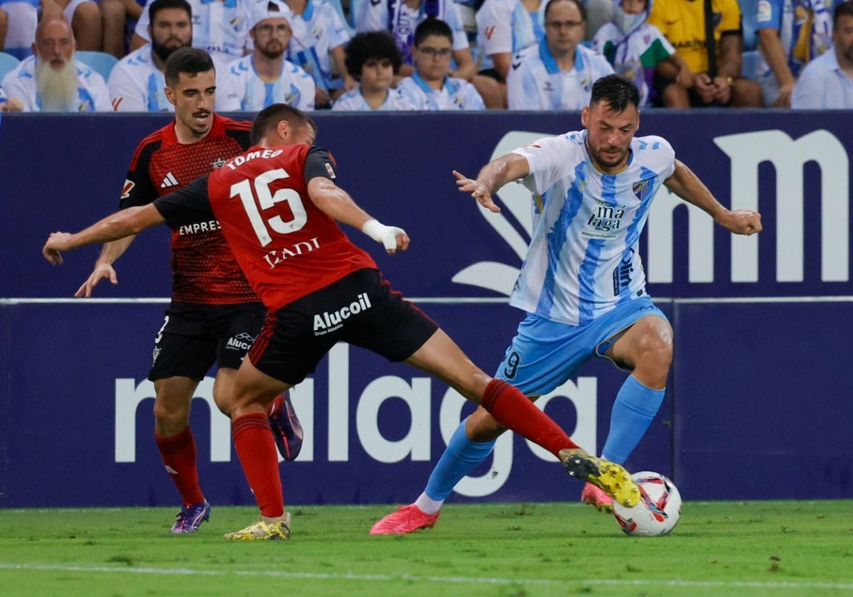 Una dispua entre Tomeo y Baturina en el Málaga-Mirandés (1-1) de la primera vuelta.