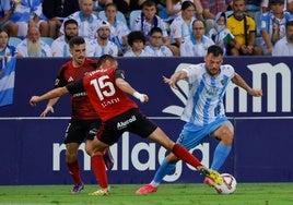 Una dispua entre Tomeo y Baturina en el Málaga-Mirandés (1-1) de la primera vuelta.