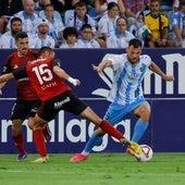Una dispua entre Tomeo y Baturina en el Málaga-Mirandés (1-1) de la primera vuelta.