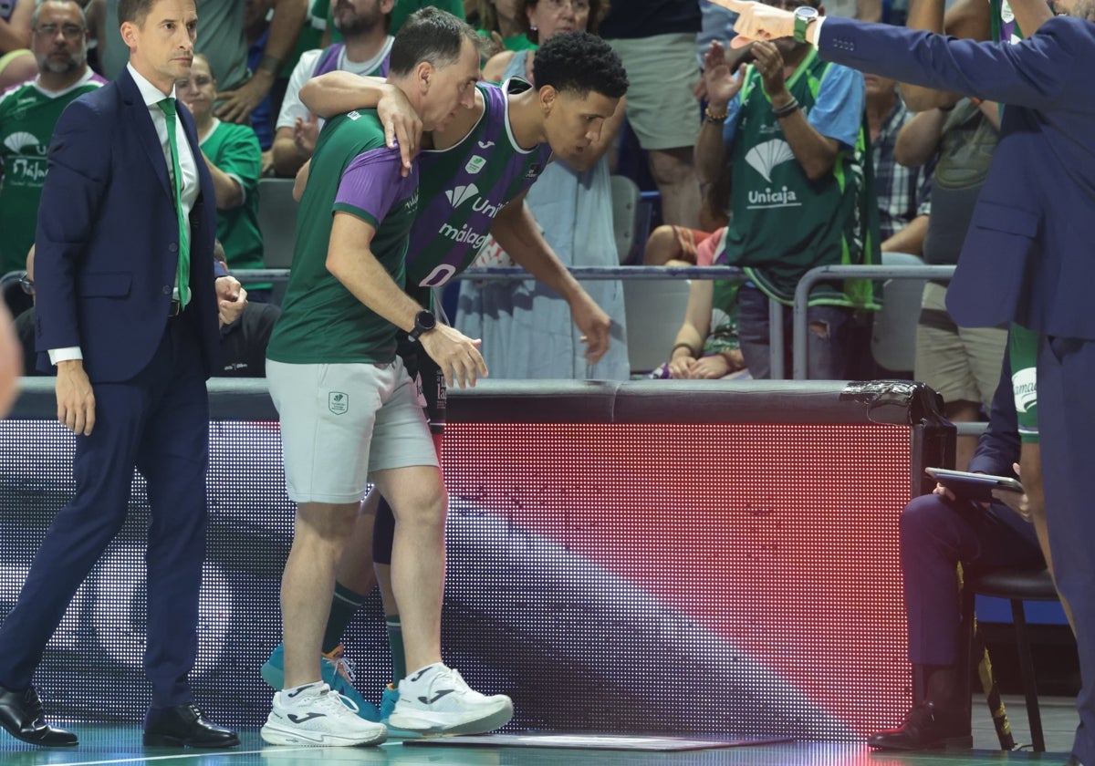 Tyson Pérez abandona la pista lesionado.