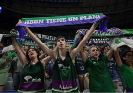 Aficionados del Unicaja, durante el tercer partido jugado en Málaga.