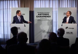 El presidente de la CEOE, Antonio Garamendi, y el director SUR, Manolo Castillo, que ha conducido el acto.