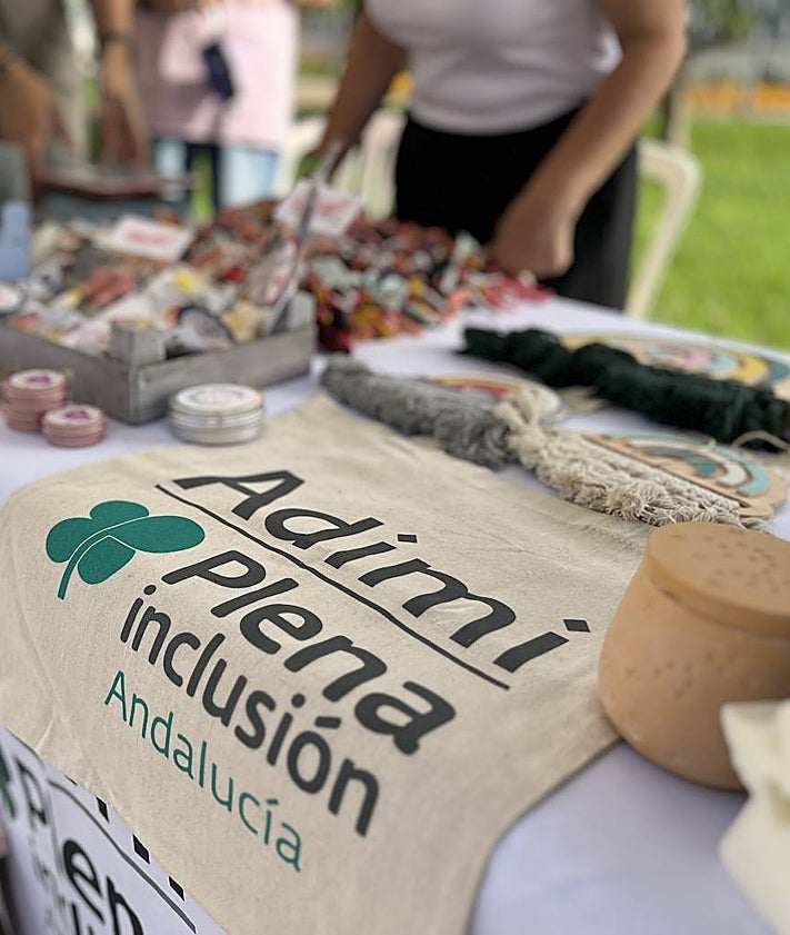 Imagen secundaria 2 - Imágenes del recorrido de la Caravana Solidaria; las directoras del MAM junto a la presidenta de Adimi. 