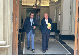 Javier García Macías y José Carlos Aguilera, abogados de BlueBay, tras la junta de NAS Spain de 2024.