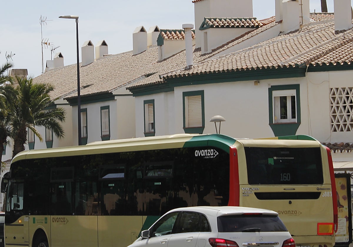 Un autobús circula para La Cala del Moral.
