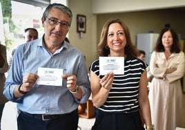 Salado y Navarro, este lunes, mostrando su voto a la candidatura de Feijóo.