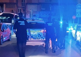 Conduce sin permiso, drogado, triplicando la tasa de alcohol e intenta huir de la Policía en Carretera de Cádiz