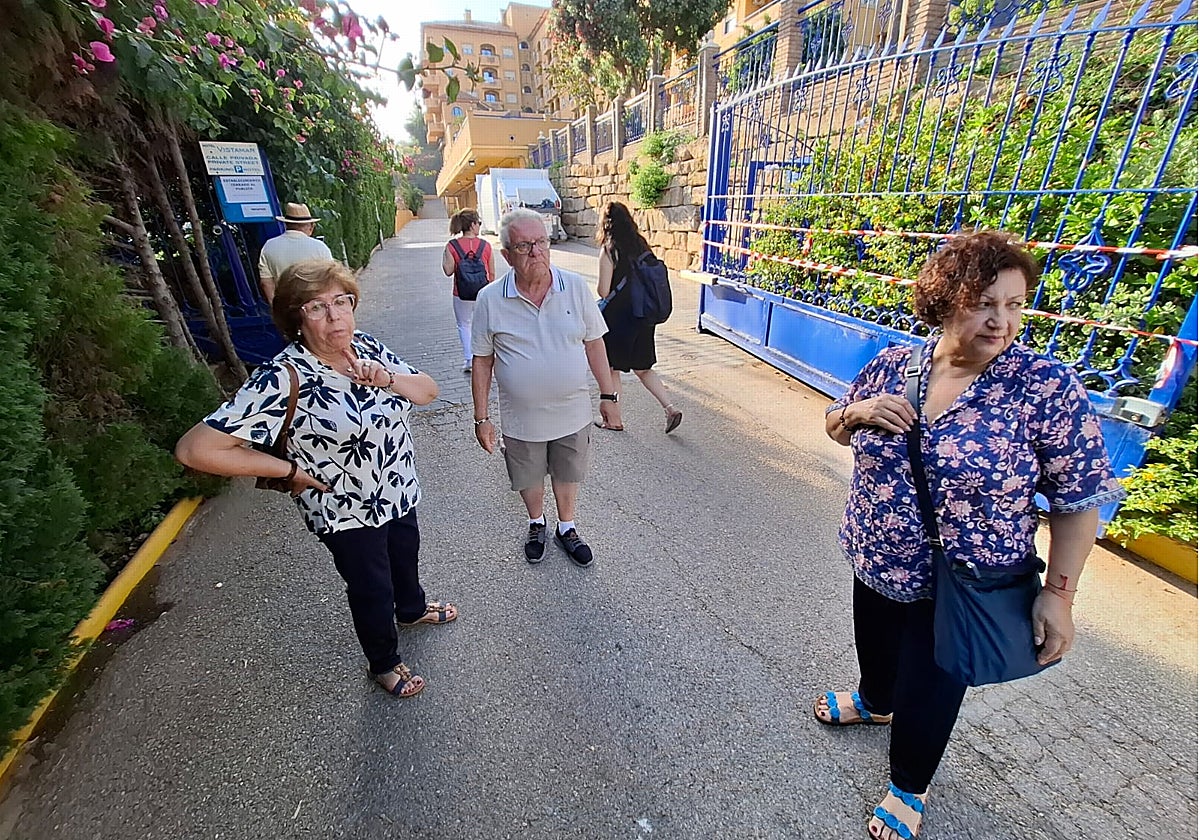 Huéspedes indignados en la entrada del garaje del hotel Vivemar.