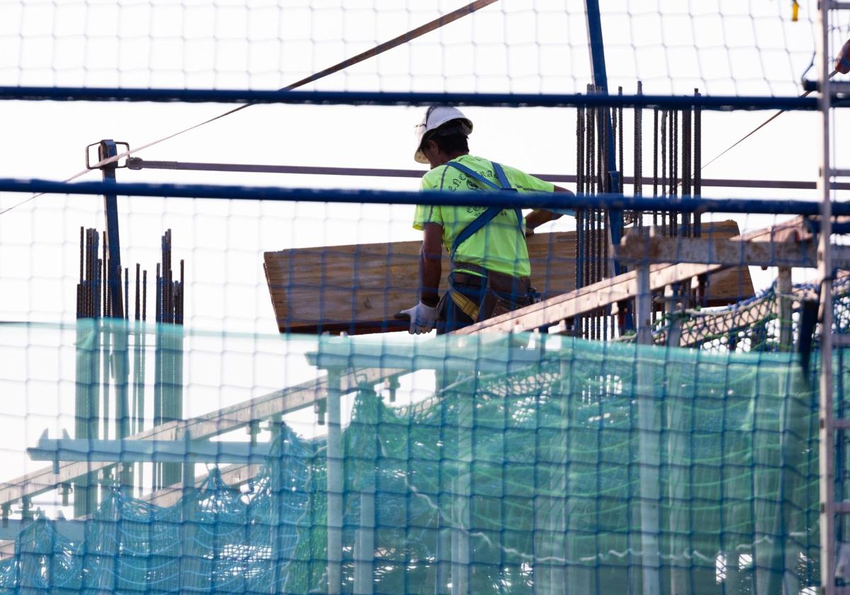 Trabajadores de la construcción en una obra en Málaga capital.