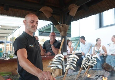 Ángel Ruiz, del chiringuito Marina Playa, prepara los espetos ganadores