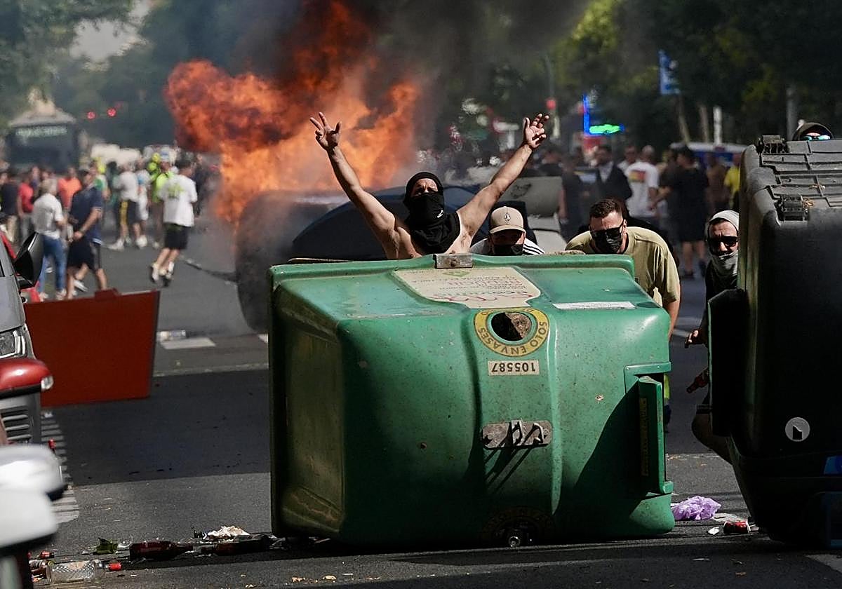 Trabajadores del metal de Cádiz marchan en manifestación con enfrentamientos con Policía.