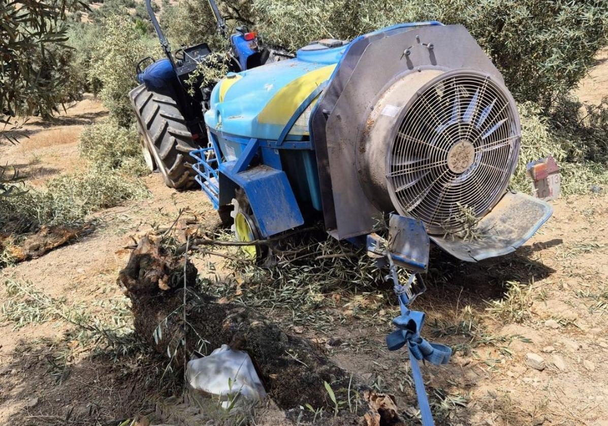 Muere un vecino de Archidona al volcar el tractor que conducía en Villanueva de Algaidas