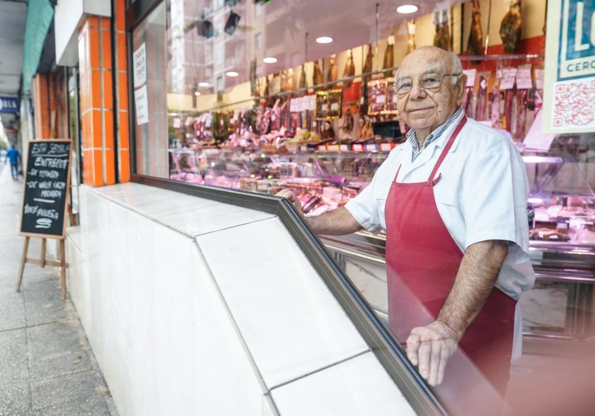 Un carnicero ya en edad de jubilación, aunque aún en activo.