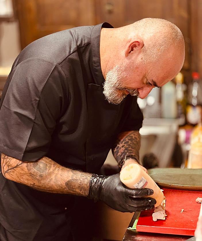 Imagen secundaria 2 - El cocinero de Barbate que ahora sí disfruta en Churriana con una carta que gira en torno al atún