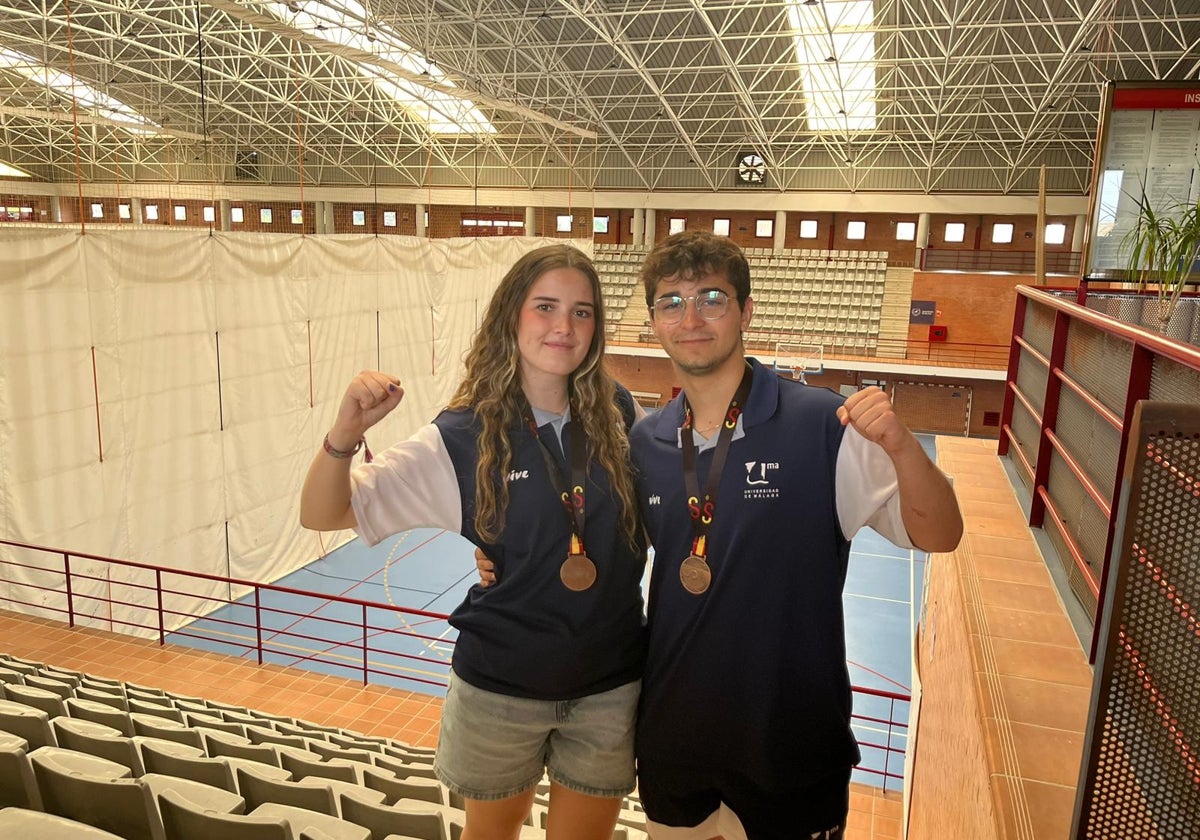 Celia de Lara y Alejandro Fojtasek posan con sus medallas en el Pabellón de la UMA.