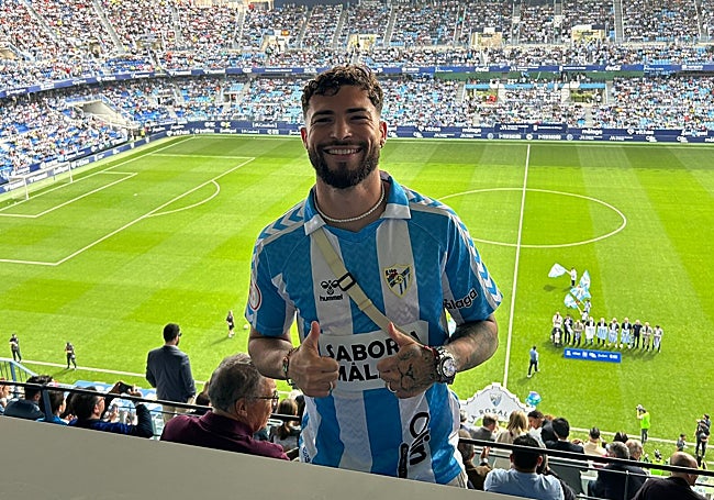 Dani Sánchez, con la camiseta retro de la temporada 2023-24 en el partido ante el Ceuta, que no pudo jugar.