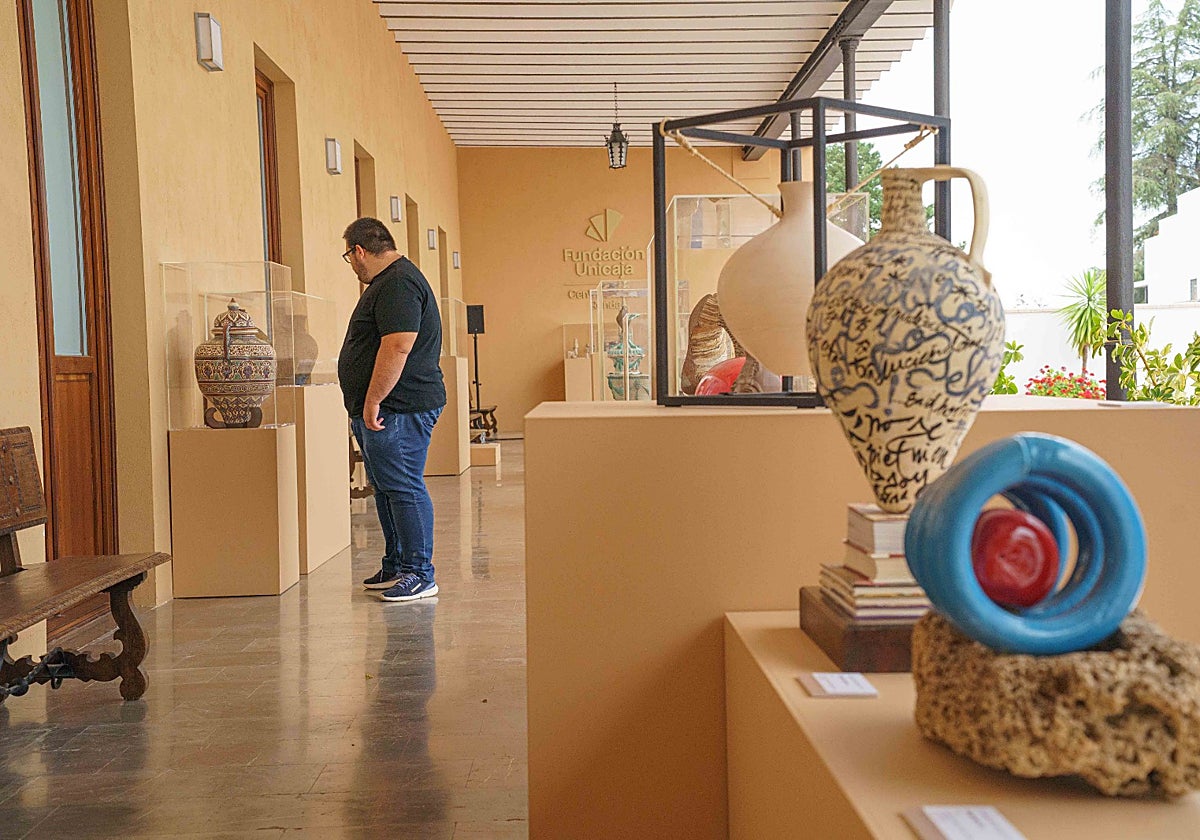 La exposición reúne 53 piezas de una colección artística andaluza.