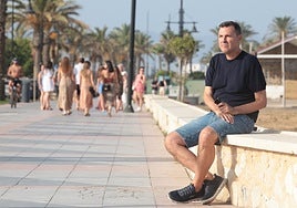José Miguel Fernández en el Paseo Marítimo de los Álamos, en Torremolinos.