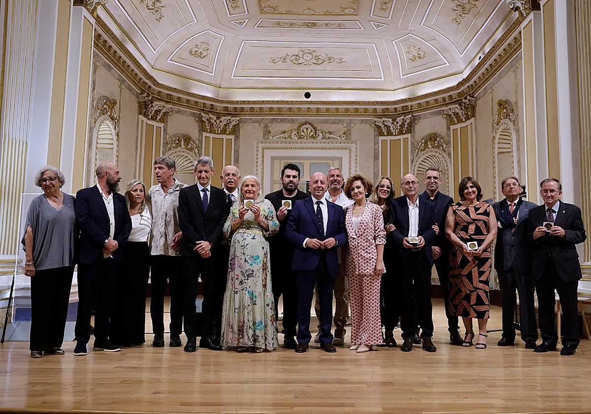 Foto de familia de premiados, representantes del Ateneo y patrocinadores en la Sala Fundación Unicaja María Cristina.