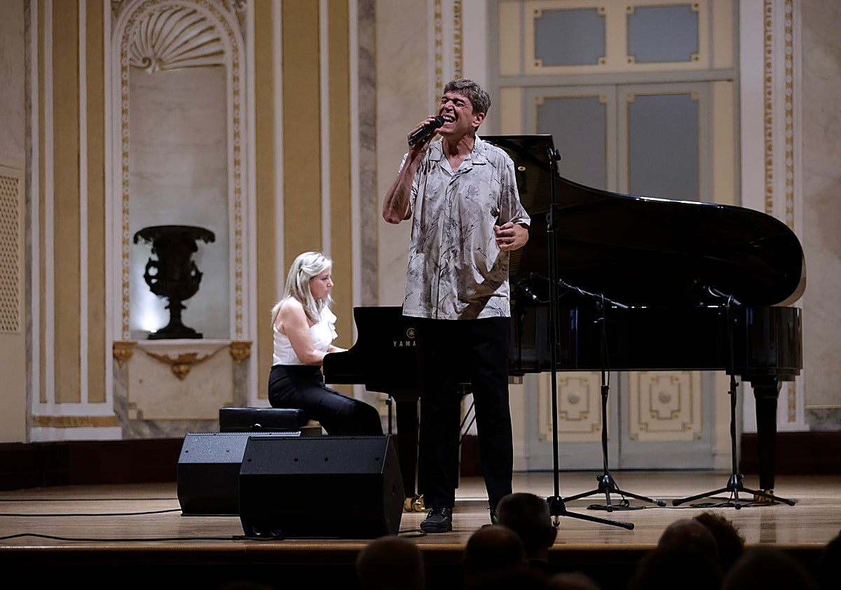 Imagen principal - Ojeda y Coronas, y las Medallas del Ateneo a Arturo Díez Boscovich y Fernando Orellana.