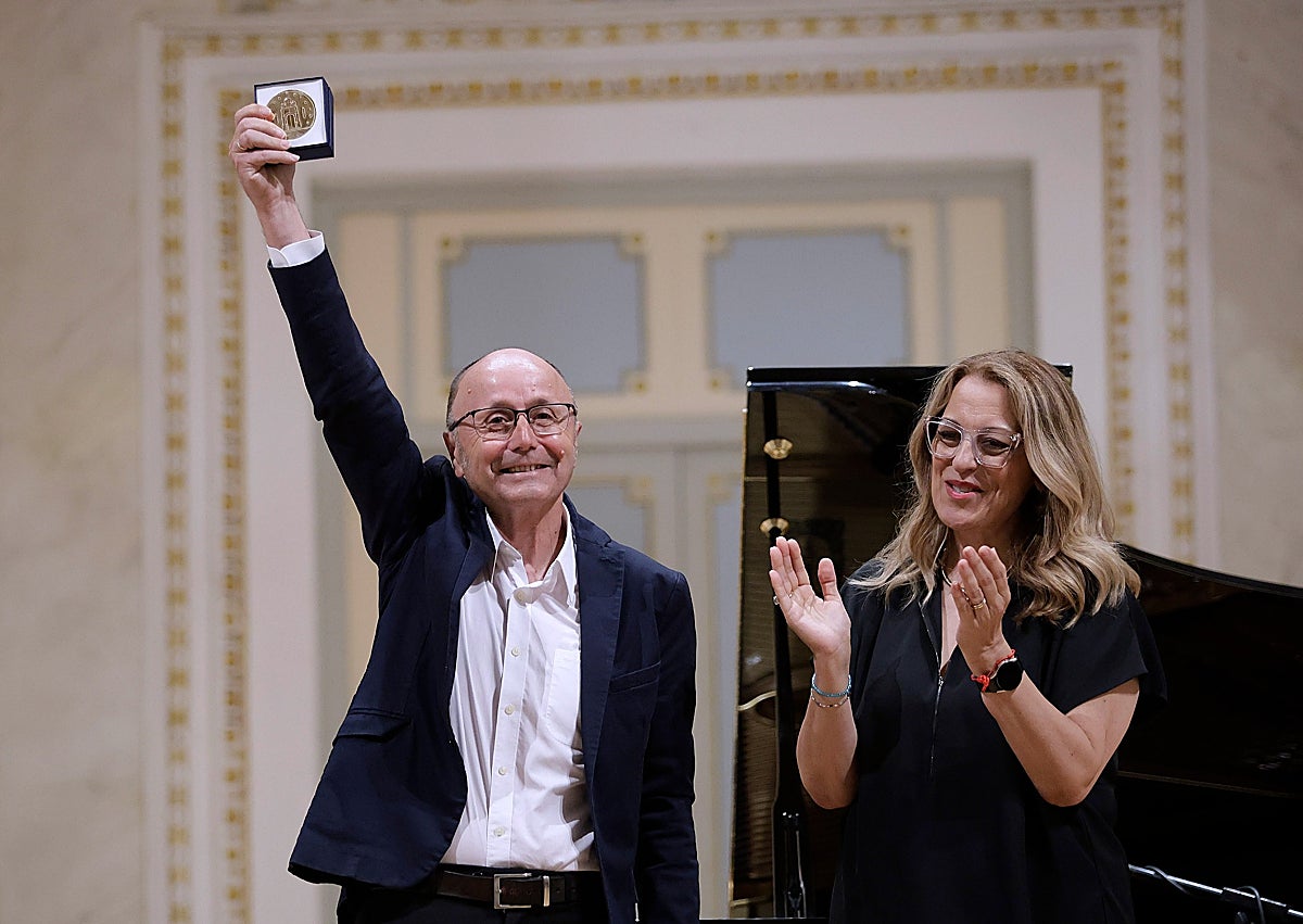 Imagen secundaria 1 - Medallas del Ateneo para Consuelo Gámez, Manuel Bellido y María del Carmen García.