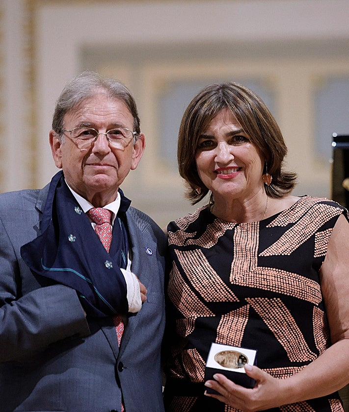 Imagen secundaria 2 - Medallas del Ateneo para Consuelo Gámez, Manuel Bellido y María del Carmen García.